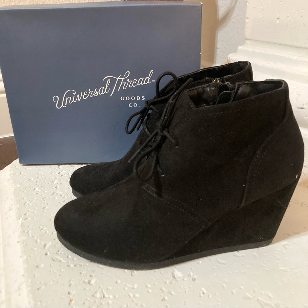 NWT Black Ankle Boots Lace Up Suede Wedge Heel Booties Size 7 Universal Thread